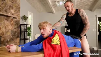 Superman juego de rol anal hardcore con musculoso gay