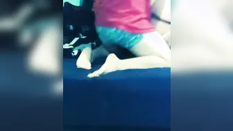 Un chico hetero curioso acepta experimentar y se vuelve salvaje