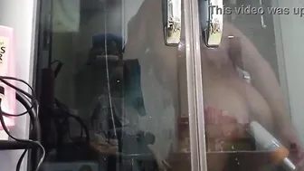 Asiatique se masturbe analement sous la douche avec des sex toys