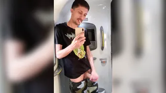 好奇的直男在公共厕所打飞机并射精
