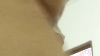 O twink bate punheta e brinca com o cu apertado