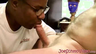 Papá negro caliente joe adora la polla blanca con una mamada entusi...