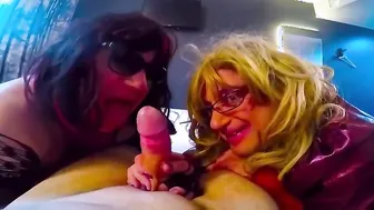 Travestis à lunettes sucent une grosse bite en trio