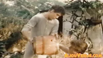 Garanhão vintage chupa pau grande e leva anal cru ao ar livre