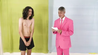 Twink flaco se desviste para un dilf maduro en escena amateur real