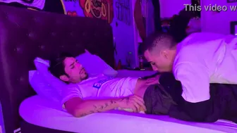 جابرييل مارتينز يوقظ صديقه بمص ساخن ونيك بدون واقي