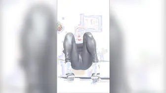 Travesti rubia en cuero y medias se desviste y se masturba en solit...