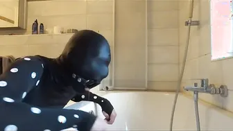 Joven en máscara de látex recibe entrenamiento de garganta profunda...