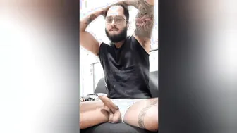 纹身男打飞机硬鸡巴并独自撒尿
