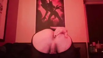 Femboy twink brinca com escova de dentes em cena anal solo