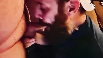 Twink le hace una garganta profunda a la gran polla de su amigo hetero