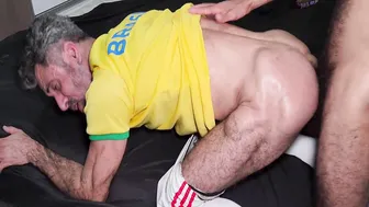 Visitante árabe bem dotado fode sem camisinha cara com camisa do br...