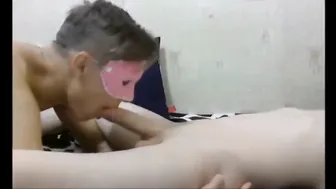 شاب أملس بالوردي يمص زبًا على كاميرا الويب
