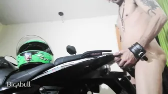 纹身熟男在摩托车上打手枪