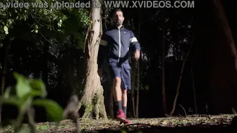 Latino musculoso se masturba com pau grande em parque ao ar livre solo