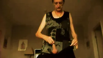Un papi en vestido negro desliza un b...