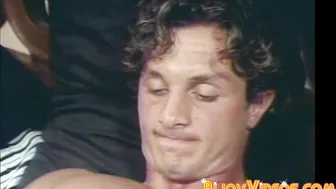 Twink gay vintage faz boquete profundo e anilingus em sessão hardcore