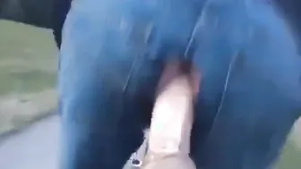 Jovem magro amador monta consolo ao ar livre em sessão anal solo pú...