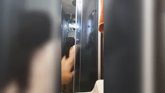 Oso indio gordito se moja y se excita en video casero de baño