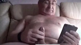 Papá oso español se masturba la polla dura en webcam