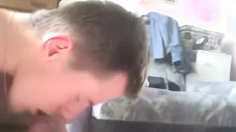 Lindo twink se autochupa su larga polla dura después de la universidad