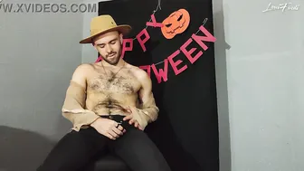 Sexo grupal de halloween con oso musculoso y jovencitos