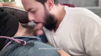 Joven barbudo hace una mamada por primera vez y tiene sexo anal