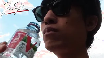 Joven flaco disfruta de un picnic desnudo en una playa gay mientras...