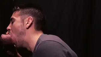 Muskulöser stiefvater bekommt gloryhole-blowjob von gutaussehendem ...