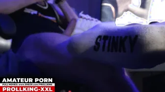 Jovem alemão se masturba seu pau grande de nike shox e roupas espor...