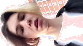 Lindo twink ruso se masturba su gran polla y orina en un bosque púb...