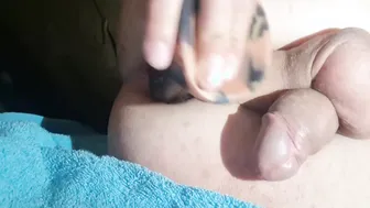 Twink jovem e liso masturba-se com consolo e exibe cu aberto
