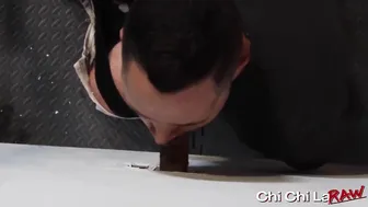 Valentin petrov prend une bite crue et du sperme par un glory hole