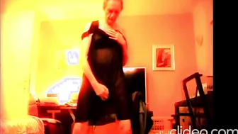 Twink se quita el vestido negro y baila desnudo