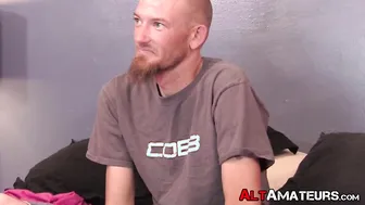 Tipo punk tatuado se masturba su gran polla dura en sesión en solit...