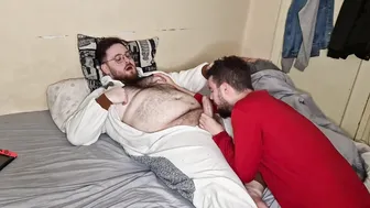 Casal de ursos gordinhos em pijama chupando e fodendo sem camisinha
