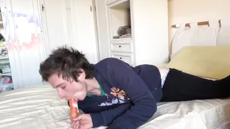 Twink se divierte con juguete anal de zanahoria