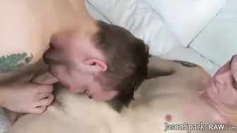 Twink tatuado hace garganta profunda a polla grande antes de ser fo...