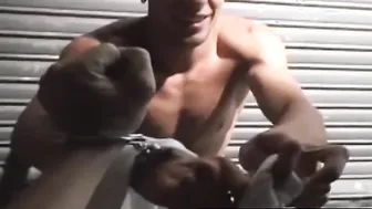 Homem tatuado algemado bate punheta com seu pau grande em pov