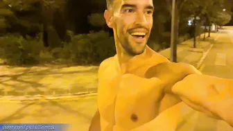 Joven latino delgado se desviste y se masturba desnudo al aire libr...