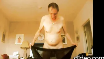 Twink corta cueca velha em trapos sexy e exibe seu pau grande