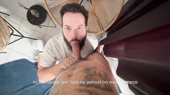 Ein bärtiger bär bläst bei einer amateur-gay-orgie