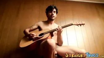 Joven toca la guitarra antes de masturbarse su gran polla en solitario