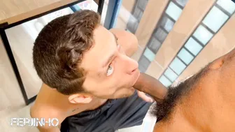 Negro dotado con gran polla folla a twink en anal gay interracial