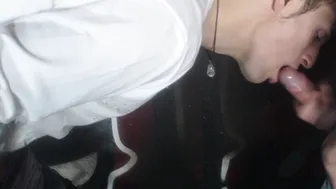 Twink faz boquete profundo em pica grande ao ar livre e toma gozada...