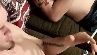 Os twinks drac e nolan fumam e se masturbam antes do sexo anal