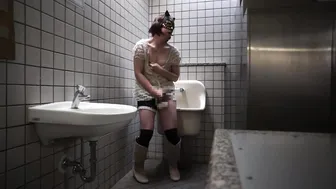 日本の女装者が公衆トイレでオナニーする