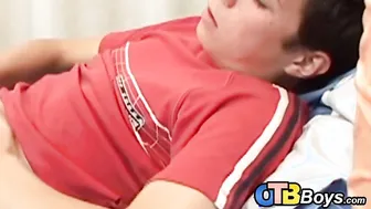 Joven latino twink se masturba con consolador en masturbación solit...