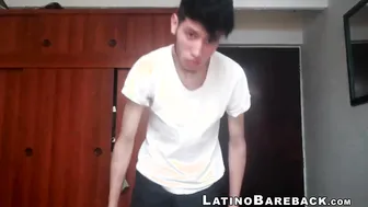 Twink latino magro bate punheta com seu pau enorme e goza na cam