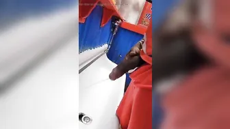 Papá negro con polla enorme lucha por orinar mientras está duro